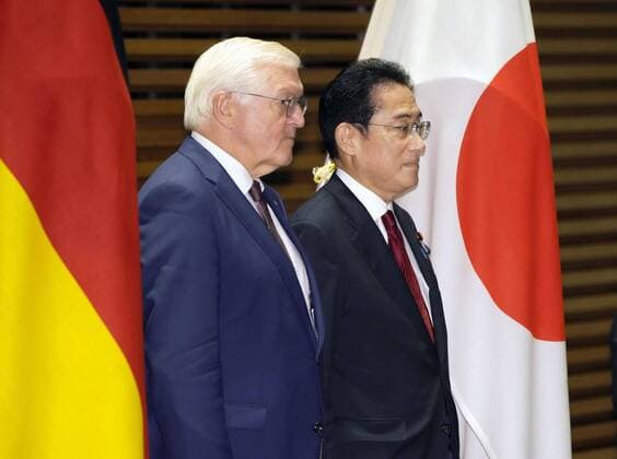News Themen der Woche KW44 News Bilder des Tages Japan, Fumio Kishida empängt Frank-Walter Steinmeier in Tokio Japan-German talks German President Frank-Walter Steinmeier (L), along with Japanese Prime Minister Fumio Kishida, receives a guard of honor at the premier s office in Tokyo on Nov. 1, 2022.  A14AA0001350193P