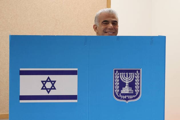 Parlamentswahl in Israel - Stimmabgabe von Jair Lapid Israeli Prime Minister Yair Lapid casts his vote at a polling station in Israel s coastal city of Tel Aviv in the country s fifth election in four years on Tuesday, November 1, 2022. Lapid urged the electorate to cast their ballot after voting in an election that might see veteran leader Benjamin Netanyahu making a comeback alongside far-right allies. Pool 1 JERX20221101110 JACKxGUEZ