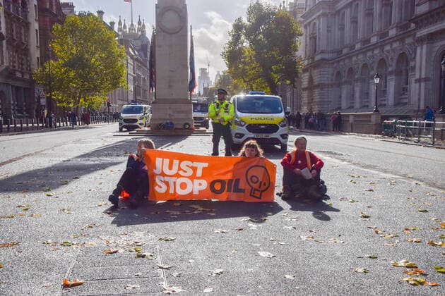 News Themen der Woche KW44 News Bilder des Tages November 1, 2022, London, England, United Kingdom: Just Stop Oil activists staged a protest outside Downing Street as they continue their protests demanding the government stops issuing new fossil fuel licences. London United Kingdom - ZUMAv130 20221101_zip_v130_005 Copyright: xVukxValcicx