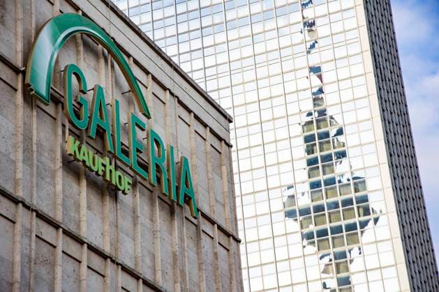 Die Fassade der Filiale der Galeria Karstadt Kaufhof und der Fernsehturm am Alexanderplatz in Berlin am 1. November 2022. Galeria Karstadt Kaufhof beantragt Schutzschirmverfahren