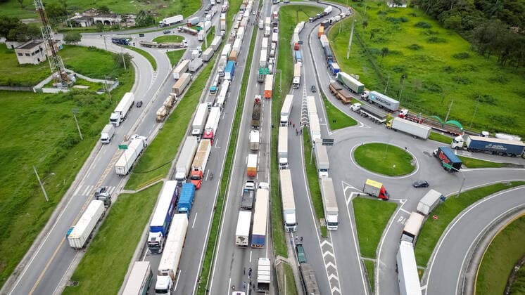 Bilder des Jahres, News 11 November News Themen der Woche KW44 News Bilder des Tages JACAREÍ, SP - 01.11.2022: BLOQUEIO DE CAMINHONEIROS NA RODOVIA DUTRA - A group of Bolsonarista truck drivers blocked, on the morning of this Tuesday (1st), at least six Dutra points in Vale do Paraíba. They are against the victory of President-elect Lula (PT). In the region, there are still blocks on Tamoios and Dom Pedro. x2286698x  LuisxLimaxJr