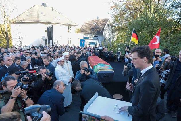 Bilder des Jahres, News 11 November News Themen der Woche KW44 News Bilder des Tages Trauerfeier nach dem Tod von Mevlüde Genc Trauerfeier nach dem Tod von Mevlüde Genc an dem Ort, an welchem im Mai 1993 fünf ihrer Familienangehörigen bei einem rechtsradikalen Brandanschlag getötet wurden. Solingen, Untere Wernerstraße Deutschland *** Funeral service after the death of Mevlüde Genc Funeral service after the death of Mevlüde Genc at the place where five of her family members were killed in a right-wing radical arson attack in May 1993 Solingen, Untere Wernerstraße Germany
