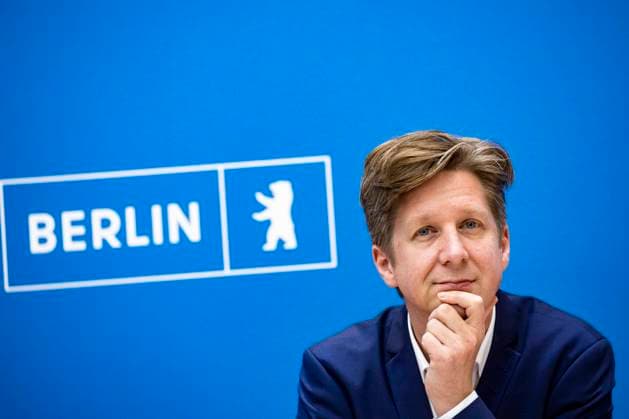 Senator für Finanzen Daniel Wesener waehrend der Senatspressekonferenz nach einer Sondersitzung des Senats in Berlin am 1. November 2022. Senatspressekonferenz in Berlin *** Senator for Finance Daniel Wesener during the Senate press conference following a special session of the Senate in Berlin on November 1, 2022 Senate press conference in Berlin