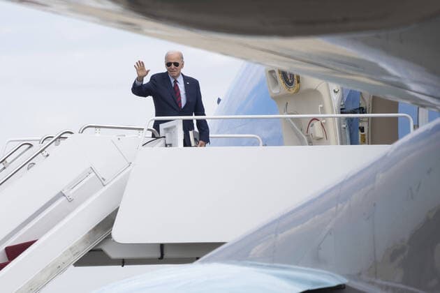 News Themen der Woche KW44 News Bilder des Tages United States President Joe Biden boards Air Force One at Joint Base Andres, MD headed for events in Florida on Tuesday, November 1, 2022. 1 WAX20221101903 ChrisxKleponis