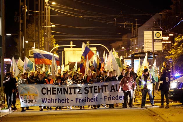 Bilder des Jahres 2022, News 10 Oktober News Themen der Woche KW44 Montagsspaziergang 31.10.2022, Chemnitz, Politik, Demonstration, Chemnitz steht auf , Freie Sachsen, Pro Chemnitz Am Montag spazierten gegen 18.00 Uhr mehrere tausend Menschen in Chemnitz, um gegen die Bundespolitik, sowie für die Abschaffung aller Corona- Maßnahmen zu demonstrieren. Forderungen nach Frieden und gegen Staatsjournalismus der ARD und ZDF, sowie dem Rücktritt der gesamten Bundesregierung wurden gestellt. Man protestierte auch gegen Preistreiberei, die Energiepolitik der Bundesregierung, hohe Energiepreise , den Krieg in der Ukraine und die Inflation. Die Polizei war mit Einsatzkräften vor Ort und begleitete den Demonstrationszug. Etwa 30 linke Gegendemonstranten stellten sich den Demozug verbal entgegen. Chemnitz Sach