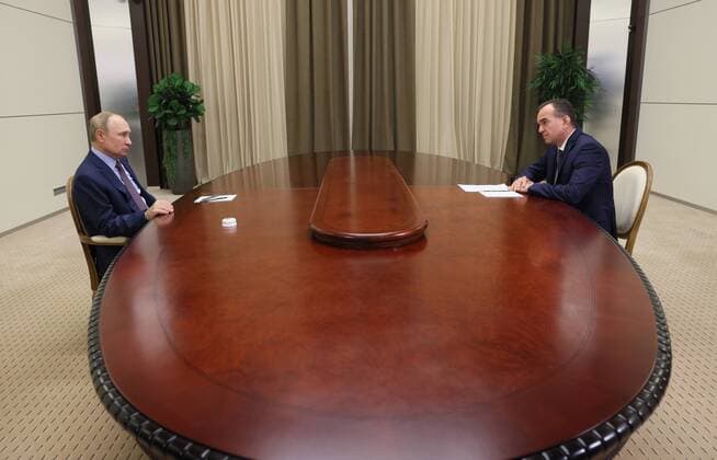 News Themen der Woche KW44 News Bilder des Tages Russia Putin 8309047 01.11.2022 Russian President Vladimir Putin meets with Krasnodar Region Governor Veniamin Kondratyev, right, in the Black Sea resort of Sochi, Krasnodar region, Russia. Mikhail Metzel POOL Sochi Krasnodar region Russia  Copyright: xMikhailxMetzelx