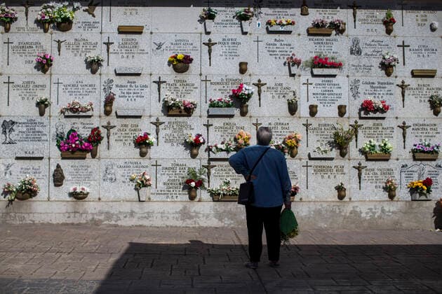 Bilder des Jahres, News 11 November News Themen der Woche KW44 News Bilder des Tages November 1, 2022, Madrid, Spain: A woman with a bouquet of flowers looks for the grave of a relative in the Almudena cemetery in Madrid, during the celebration of All Saints Day. It s a Christian Catholic tradition of visiting the cemeteries and tombs of the deceased to adorn and remember them on All Saints Day. The Almudena cemetery is named in honour of the patron saint of Madrid, it is the largest cemetery in Western Europe. Madrid Spain - ZUMAs197 20221101_zaa_s197_114 Copyright: xLuisxSotox