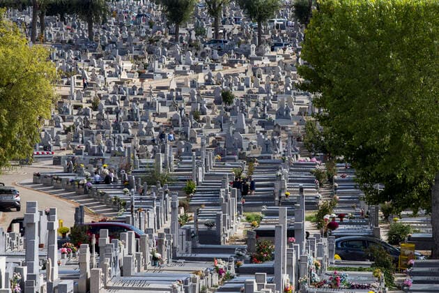 News Themen der Woche KW44 News Bilder des Tages November 1, 2022, Madrid, Spain: People adorn the tombs of relatives in the Almudena cemetery, Madrid with flowers during the celebration of All Saints Day. It s a Christian Catholic tradition of visiting the cemeteries and tombs of the deceased to adorn and remember them on All Saints Day. The Almudena cemetery is named in honour of the patron saint of Madrid, it is the largest cemetery in Western Europe. Madrid Spain - ZUMAs197 20221101_zaa_s197_117 Copyright: xLuisxSotox