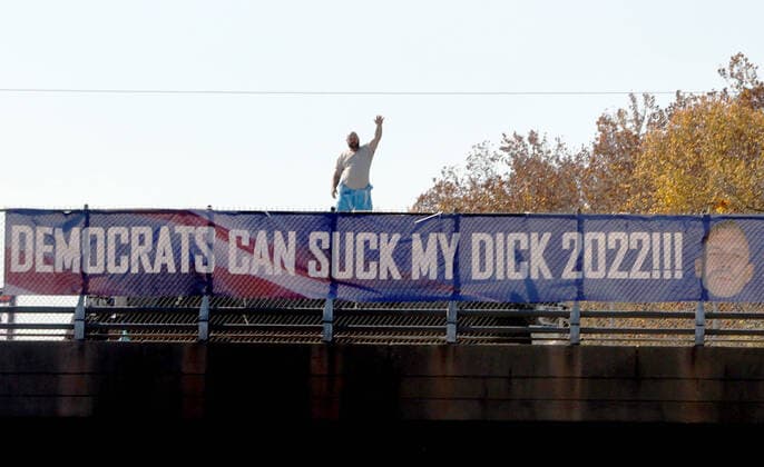 News Themen der Woche KW44 News Bilder des Tages BETHESDA, MD - NOVEMBER 1: Youtuber, Shaun Porter, seen on the overpass, continues To Post Anti-Biden Signs Around DC Highways as seen today on I495 In Bethesda, Maryland on November 1, 2022. Copyright: xmpi34x
