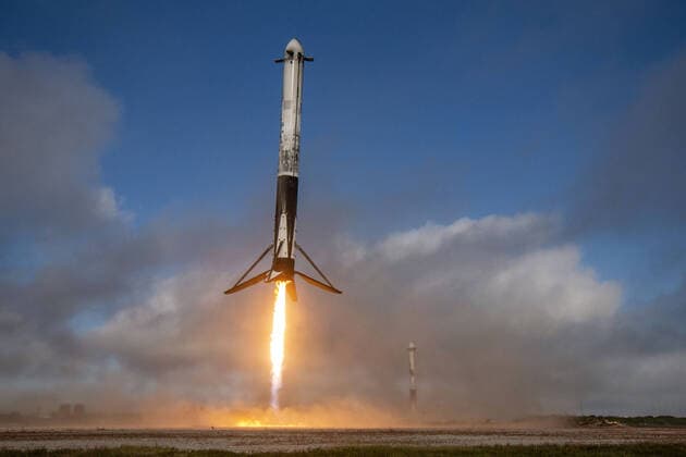 News Themen der Woche KW44 News Bilder des Tages SpaceX s two Falcon rockets, part of Falcon Heavy, are pictured landing following the successful launch of the USSF-44 mission from Kennedy Space Center s Launch Complex 39A on November 1, 2022, which the U.S. Space Force contracted to launch two classified satellites into geostationary orbit. This was the company s first Falcon Heavy launch in over three years. Photo via SpaceX 1 WAX2022110102 SPACEX