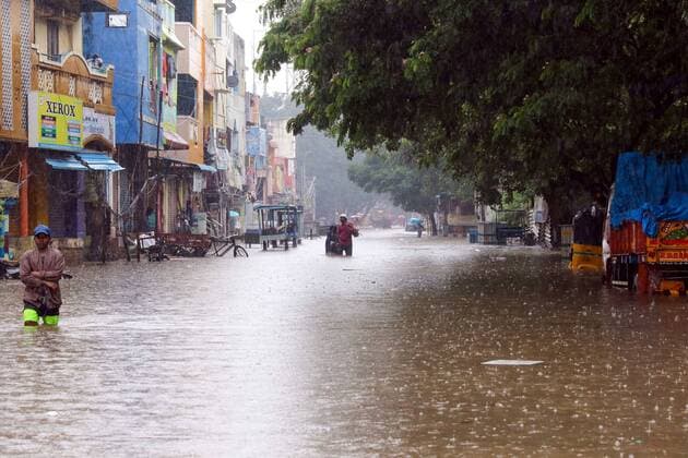 News Themen der Woche KW44 News Bilder des Tages (221101) -- CHENNAI (INDIA), Nov. 1, 2022 -- People wade through a waterlogged street in the rain in Chennai, India, on Nov. 1, 2022. (Str Xinhua) INDIA-CHENNAI-RAINFALL-WATERLOGGED STREET ParthaxSarkar 