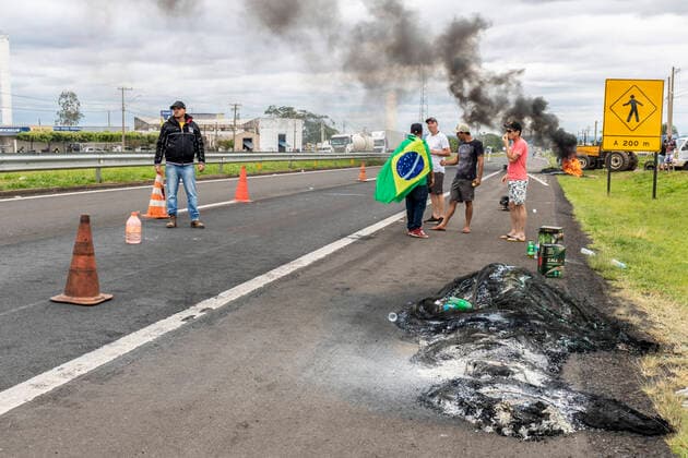 News Bilder des Tages MARÍLIA, SP - 01.11.2022: PARALISAÇÃO DE CAMINHONEIROS NA BR153 - A group of truck drivers in favor of President Jair Bolsonaro starts a strike and blockade on Rodovia Leonor Mendes de Barros, SP-333 and Rodovia Tranbrasiliana, BR-153 at the height of the city of Marília, central-west region of the state of São Paulo. According to the protesters, only passenger cars and trucks with perishable products can pass. x2286961x  AlfxRibeiro