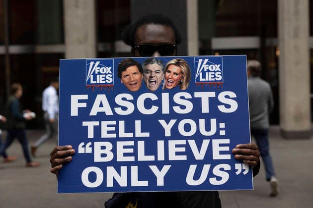 News Themen der Woche KW44 November 1, 2022, New York, New York, USA: A protester holds a sign with images of Fox News anchors that reads Ã¢â‚¬oeFascists Tell You: Believe Only Us.Ã¢â‚¬Â Demonstrators stage a protest outside of Fox News Headquarters one week before the midterm elections calling out the network for broadcasting propaganda that endangers fair and free elections. New York USA - ZUMAr174 20221101_znp_r174_009 Copyright: xGinaxMxRandazzox