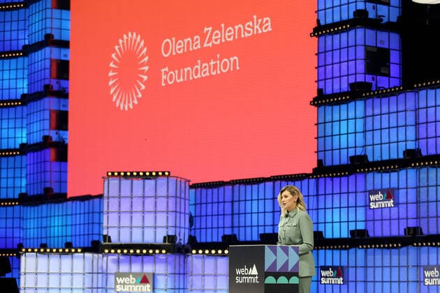News Bilder des Tages 2022 Web Summit in Lisbon Ukraine s First Lady Olena Zelenska speaks during the 2022 Web Summit in Lisbon, Portugal, on November 1, 2022. The Web Summit 2022 takes place from November 1 to 4 and is one of the world s biggest events in the area of technology and innovation. Lisbon Portugal  Copyright: xPedroxFiuzax originalFilename: fiuza-2022webs221101_npEo6.jpg