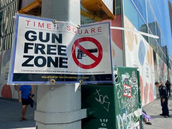 Times Square Gun Free Zone signs, New York City. 4045_48_2022_1629_ry