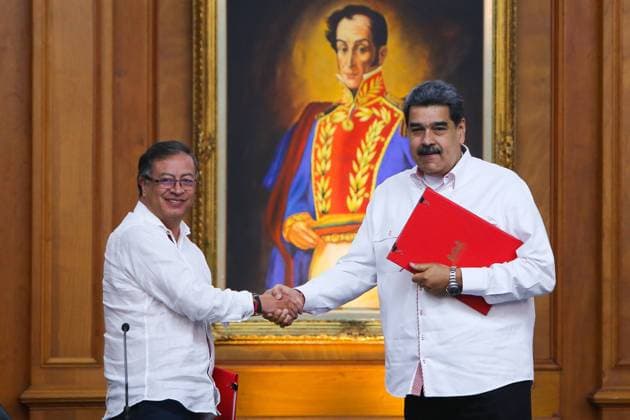 News Themen der Woche KW44 News Bilder des Tages Meeting Between Nicolas Maduro And Gustavo Petro In Caracas, Venezuela President of the Bolivarian Republic of Venezuela Nicolas Maduro receives Colombian President Gustavo Petro at Miraflores Palace, in Caracas, Venezuela on November 1, 2022. Caracas Venezuela  Copyright: xJavierxCamposx originalFilename: campos-notitle221101_npe0o.jpg