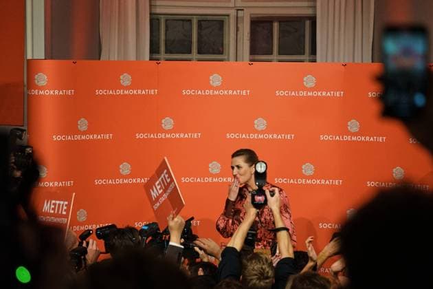 News Themen der Woche KW44 Mette Frederiksen should save her seat, barring an unlikely reversal by a red bloc ally. In front of the executives and loyal supporters, the current PM celebrates the Social Democracy s victory.  ThibaultxSavaryx xLexPictorium LePictorium_0269734