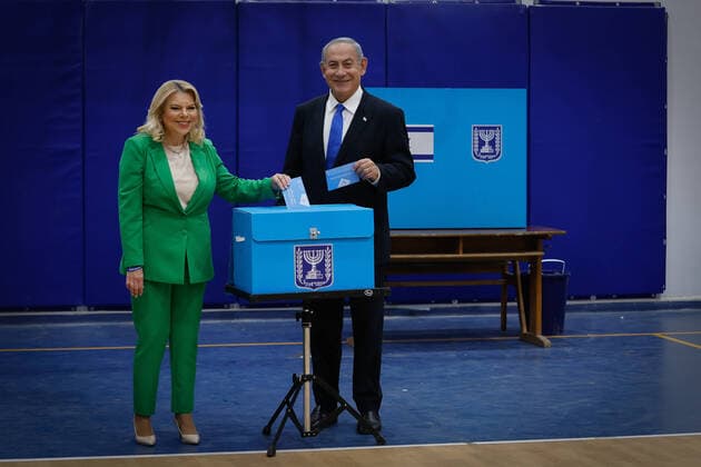 News Themen der Woche KW44 News Bilder des Tages (221101) -- JERUSALEM, Nov. 1, 2022 -- Former Israeli Prime Minister Benjamin Netanyahu (R) and his wife cast their ballots at a polling station in Jerusalem, Nov. 1, 2022. Israelis were heading to the ballots on Tuesday in unprecedented fifth elections since 2019, as the country is facing a lingering deadlock that has paralyzed its political system for almost four years. A total of 40 parties are running for seats in the Israeli parliament. ( via Xinhua) MIDEAST-JERUSALEM-ELECTIONS-VOTING JINI 