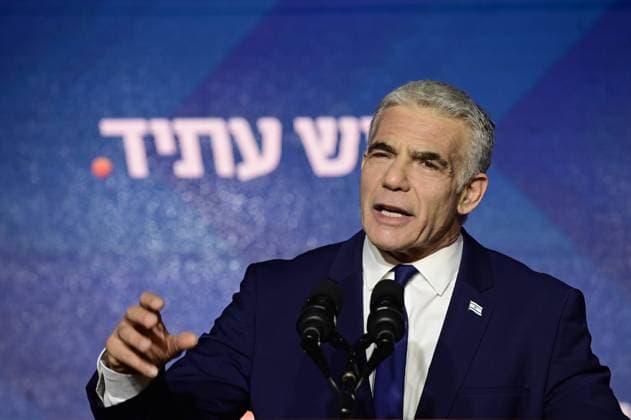 News Themen der Woche KW44 News Bilder des Tages (221102) -- TEL AVIV, Nov. 2, 2022 -- Israeli Prime Minister Yair Lapid, also a leader of the centrist Yesh Atid Party, speaks to supporters in Tel Aviv, Israel, Nov. 2, 2022. Exit polls from Israel s parliamentary elections suggested Tuesday that former Prime Minister Benjamin Netanyahu s bloc has a good chance of making a comeback after the country s fifth elections since 2019. Prime Minister Yair Lapid s Yesh Atid party was projected to gain 22-24 seats and his wider alliance to secure 54 to 55 seats, according to the exit polls. ( via Xinhua) ISRAEL-TEL AVIV-ELECTION-YAIR LAPID TomerxNeuberg JINI 