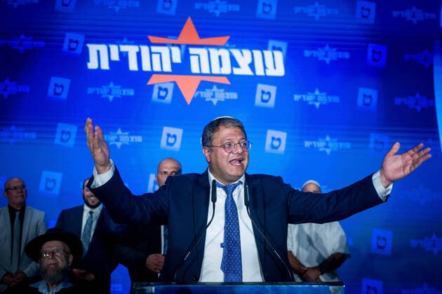 News Themen der Woche KW44 News Bilder des Tages (221102) -- TEL AVIV, Nov. 2, 2022 -- Israeli ultra-nationalist lawmaker Itamar Ben-Gvir addresses supporters in Tel Aviv, Israel, Nov. 2, 2022. Exit polls from Israel s parliamentary elections suggested Tuesday that former Prime Minister Benjamin Netanyahu s bloc has a good chance of making a comeback after the country s fifth elections since 2019. The polls also showed that ultra-nationalist lawmaker Itamar Ben-Gvir s Religious Zionism won 14-15 seats, becoming Israel s third-largest party. ( via Xinhua) ISRAEL-TEL AVIV-ELECTION-ITAMAR BEN-GVIR JINI 