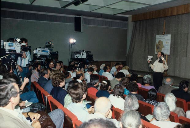 Memorial society 8304772 25.08.1988 A meeting of the Organizing Committee of the Memorial society (dissolved on February 28, 2022). Yury Samodurov, publicist and public figure, organizer of the first activist group for eternalizing the memory of victims of political repression, makes a speech. Alexander Makarov Moscow Russia  Copyright: xAlexanderxMakarovx