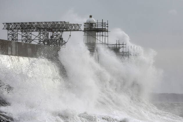 News Themen der Woche KW44 Ferocious waves crash over Porthcawl Lighthouse and pier as Storm Claudio brings heavy rain and strong winds across the UK Where: Porthcawl, Wales, United Kingdom When: 02 Nov 2022 Credit: Joann Randles Cover Images Copyright: xx 52136015 EDITORIAL USE ONLY. NOT FOR USE BY NEWSPAPERS BASED IN THE UK.