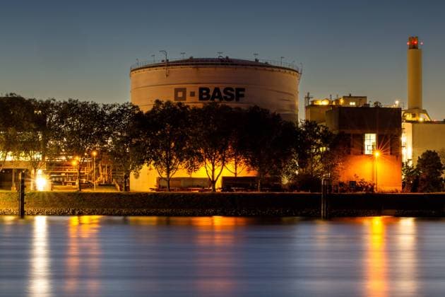 Nachtaufnahme von der BASF in Ludwigshafen mit dem Rhein im Vordergrund *** Night shot of BASF in Ludwigshafen with the Rhine in the foreground Copyright: xx