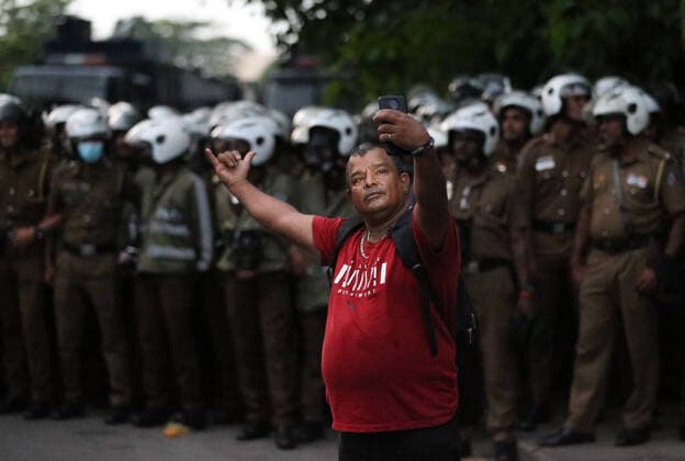 News Themen der Woche KW44 News Bilder des Tages Anti-government Protest In Colombo. A protester takes a selfie photo during an anti-government protest amid economic crisis in Colombo On November 02, 2022. Colombo Sri Lanka  Copyright: xPradeepxDambaragex originalFilename: dambarage-antigove221102_npjEi.jpg