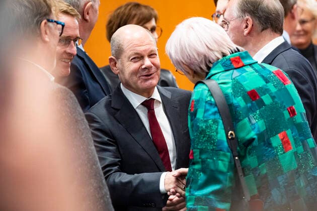 Consultations Between Federal Government and Regional States in Berlin, Germany German Chancellor Olaf Scholz (C) talks with other attendants before consultations between Federal Government and Federal States at the Chancellery in Berlin, Germany on November 2, 2022. Berlin Berlin Germany  Copyright: xEmmanuelexContinix originalFilename: contini-consulta221102_npjMR.jpg