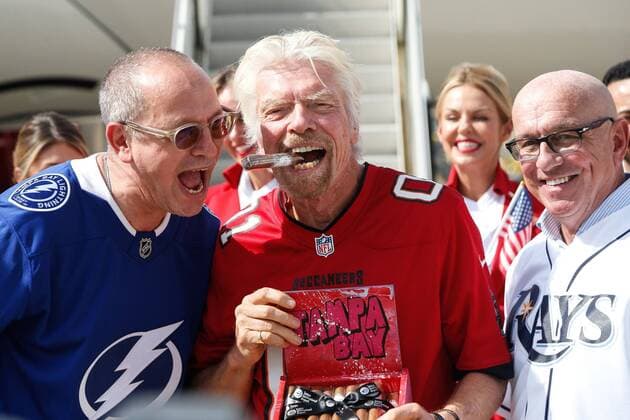 Bilder des Jahres 2022, Entertainment 11 November Entertainment Themen der Woche KW44 Entertainment Bilder des Tages November 2, 2022, Tampa, Florida, USA: From left to right, Virgin Atlantic CEO Shai Weiss, Virgin Atlantic founder and president Sir Richard Branson and TPA CEO Joe Lopano take in the festivities at Tampa International Airport on Wednesday, Nov. 2, 2022, in Tampa. Tampa USA - ZUMAs70_ 20221102_zan_s70_032 Copyright: xJeffereexWoox