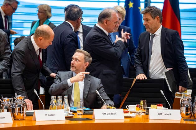 News Themen der Woche KW44 Bundeskanzler Olaf Scholz (L) spricht mit Finanzminister Christian Lindner (2L), Bundeswirtschaftsminister Robert Habeck (R) spricht mit Ministerpraesident von Sachsen-Anhalt Rainer Haseloff (2R) vor der Ministerpraesidentenkonferenz im Kanzleramt in Berlin am 2. November 2022. Ministerpraesidentenkonferenz in Berlin *** German Chancellor Olaf Scholz L speaks with Finance Minister Christian Lindner 2L , Federal Minister of Economics Robert Habeck R speaks with State Premier of Saxony Anhalt Rainer Haseloff 2R before the State Premiers Conference at the Chancellery in Berlin on November 2, 2022 State Premiers Conference in Berlin