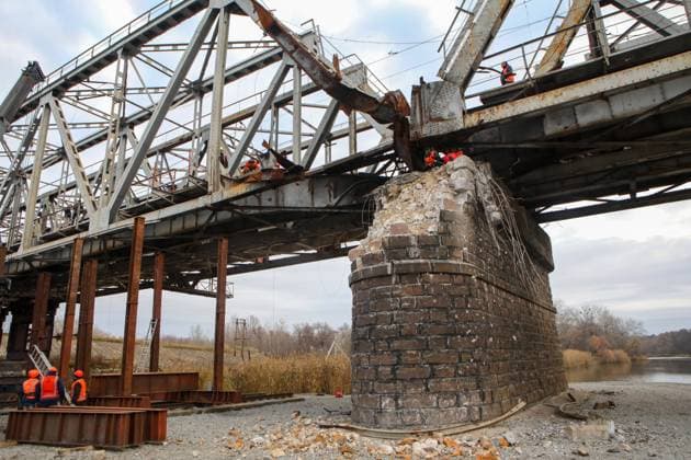 KHARKIV REGION, UKRAINE - NOVEMBER 2, 2022 - Workers repair a railway bridge damaged in the shelling of Russian troops, Kharkiv Region, northeastern Ukraine. Infrastructure in Kharkiv Region  Copyright: xVyacheslavxMadiyevskyyx