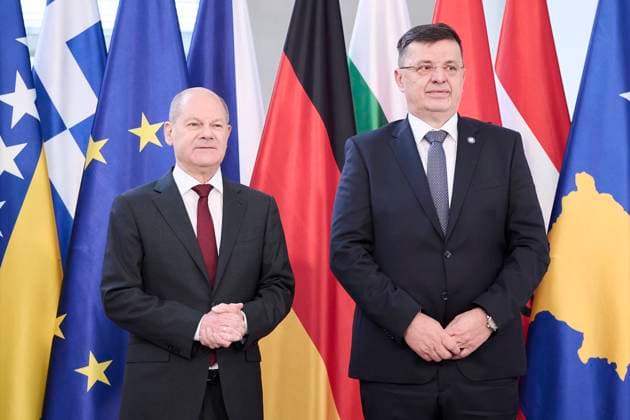 Berlin, Westbalkankonferenz im Bundeskanzleramt Bundeskanzler Olaf Scholz (SPD) und Zoran Tegeltija (Ministerpräsident von Bosnien und Herzegowina) vor Beginn der Konferenz am 03.11.2022 im Bundeskanzleramt in Berlin. Berlin Bundeskanzleramt Berlin Deutschland *** Berlin, West Balkans Conference at the Federal Chancellery Federal Chancellor Olaf Scholz SPD and Zoran Tegeltija Prime Minister of Bosnia and Herzegovina before the start of the conference on 03 11 2022 at the Federal Chancellery in Berlin Berlin Federal Chancellery Berlin Germany