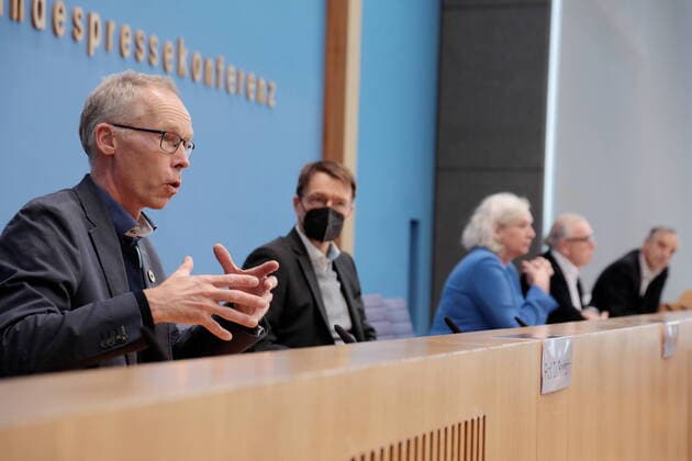 News Themen der Woche KW44 Prof. Dr. Johan Rockström, Direktor des Potsdam-Instituts für Klimafolgenforschung, Bundesminister für Gesundheit Prof. Dr. Karl Lauterbach, Deutschland, Berlin, Bundespressekonferenz, Thema: Abhängigkeit von fossilen Energieträgern größte Gesundheitsbedrohung unserer Zeit: Gesundheitsexperten fordern massive Beschleunigung der Energiewende *** Prof Dr Johan Rockström, Director of the Potsdam Institute for Climate Impact Research, Federal Minister for Health Prof Dr Karl Lauterbach, Germany, Berlin, Federal Press Conference, Topic Dependence on fossil fuels greatest health threat of our time Health experts call for massive acceleration of energy transition