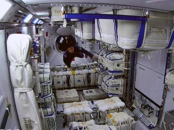 News Themen der Woche KW44 (221103) -- BEIJING, Nov. 3, 2022 -- This screen image captured at Beijing Aerospace Control Center on Nov. 3, 2022 shows the Shenzhou-14 astronaut Chen Dong entering the Mengtian lab module. The Shenzhou-14 astronauts successfully entered the Mengtian lab module of China s space station Tiangong at 3:12 p.m. (Beijing Time) on Thursday, according to the China Manned Space Agency. Following up, the Shenzhou-14 crew in the space station will welcome the subsequent arrival of the Tianzhou-5 cargo craft and Shenzhou-15 crewed spaceship, the agency said. The Shenzhou-14 and Shenzhou-15 crew members will then conduct the first in-orbit crew rotation in China s space history. China launched the space lab module Mengtian on Oct. 31, taking the 