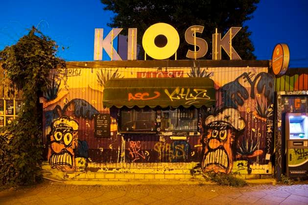 IMAGO Creative, Urban Lifestyle Schriller Kiosk in der blauen Stunde, Friedrichshain, Deutschland, Berlin funky kiosk in the blue hour, Friedrichshain, Germany, Berlin BLWS674882 *** shriller Kiosk in the blue Hour, Friedrichshain, Germany, Berlin Funky Kiosk in The Blue hours, Friedrichshain, Germany, Berlin BLWS674882 Copyright: xblickwinkel S.xZiesex