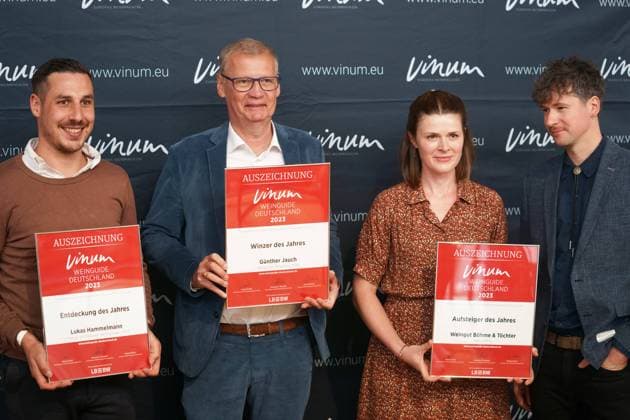 Bilder des Jahres 2022, Entertainment 11 November Entertainment Themen der Woche KW44 News Bilder des Tages LUKAS HAMMELMANN, GUENTHER JAUCH, MARIKA UND SANDRO BOEHME WINZER DES JAHRES 2023 PRAESENTATION DES VINUM WEIN GUIDE DEUTACHLAND MAINZ *** LUKAS HAMMELMANN, GUENTHER JAUCH, MARIKA AND SANDRO BOEHME WINEMAKERS OF THE YEAR 2023 PRESENTATION OF THE VINUM WINE GUIDE DEUTACHLAND MAINZ 