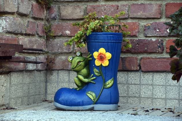 Gartendeko, Frosch sitzt auf einem bepflanzten blauen Gummistiefel, Frankreich, Normandie, Departement Seine-Maritime , Neufchatel-en-Bray garden decoration, frog sitting on a planted blue rubber boot, France, Normandy, Departement Seine-Maritime , Neufchatel-en-Bray BLWS675341 *** garden decoration, Frog sits at a planted blue Rubber boots, France, Normandy, Department its Maritime , Neufchatel en Bray Garden decoration, Frog Sitting ON a planted Blue Rubber boat, France, normandy, Department its Maritime , Neufchatel en Bray BLWS675341 Copyright: xblickwinkel D.xMaehrmannx
