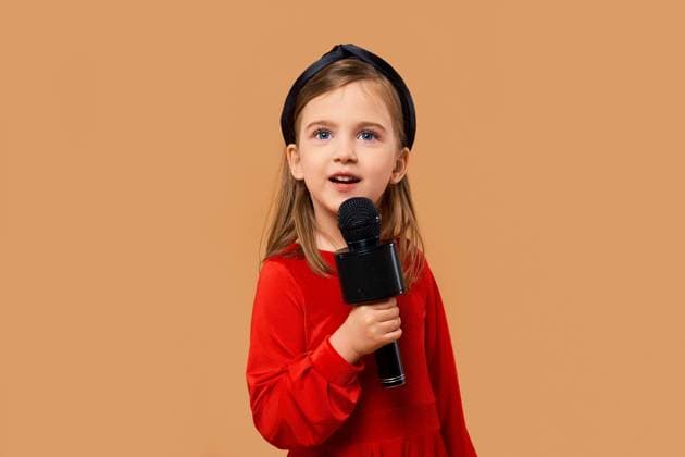 Künstlerisches Mädchen im roten Kleid singt in Karaoke-Mikrofon *** artistic Girls at Red Dress sings in Karaoke Microphone Copyright: imageBROKER AlekseixIsachenko ibxaii08750002.jpg ,model released, Symbolfoto ,property released