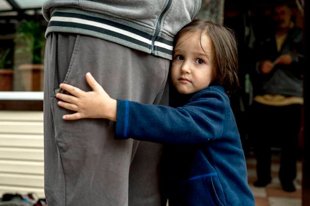 IMAGO Creative, Gesellschaft, Immer mehr Menschen haben Angst vor der Zukunft Boy hugging father tightly by legs model released, Symbolfoto, ANAF00160
