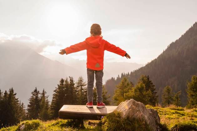 IMAGO Creative: Gesundheit, Stille Girl standing with arms outstretched on bench at sunset model released, Symbolfoto, DIGF18761