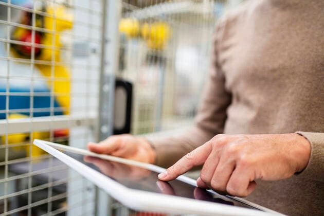 IMAGO Creative: Business, Inflation und Lieferketten Hand of engineer using tablet PC at factory model released, Symbolfoto property released, DIGF18864