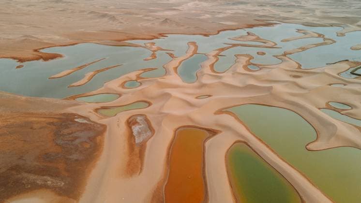 IMAGO Creative: 2022 Favoriten IMAGO Creative: Klimawandel - Klimabewusst From above drone view of calm lakes with clean water located amidst sandy dunes in desert of Iran ListoVamos_ID1026_38587_013 Copyright: xListoxVamosx Model Released