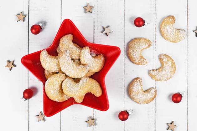  Draufsicht auf Vanillekipferl, ein traditionelles österreichisches oder deutsches Weihnachtsgebäck mit Nüssen und Puderzucker in einer Schüssel *** Top view at Vanilla crescents, a Traditional Austrian Or German Christmas cookies with Nuts and Icing sugar in a Bowl Copyright: imageBROKER/Firn ibxmob08749462.jpg
