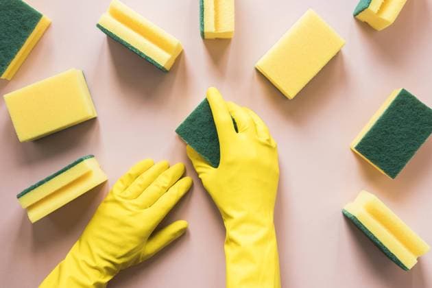  Nahaufnahme Person mit gelben Handschuhen Schwämme *** Close-up Person with yellow Gloves Sponges Copyright: imageBROKER/OleksandrxLatkun ibxole08508928.jpg