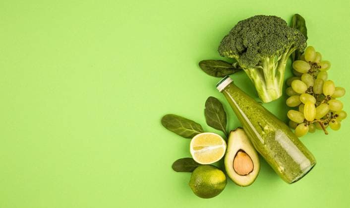  Kopierraum Bio-Früchte-Smoothie *** Kopierraum Bio Fruits Smoothie Copyright: imageBROKER/OleksandrxLatkun ibxole08509128.jpg