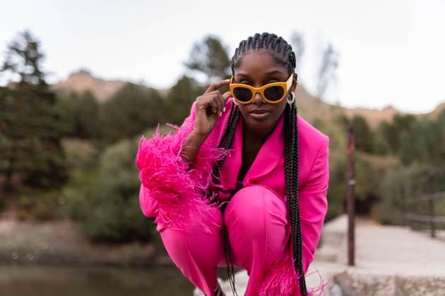 IMAGO Creative, Lifestyle, Barbiecore Woman with braided hair wearing sunglasses model released, Symbolfoto, JCCMF07496
