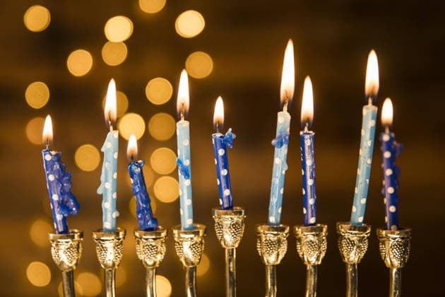 Kleine Kerzen Menora in der Nähe von abstrakten Lichter. Auflösung und hohe Qualität schönes Foto *** small Candles Menorah in the Proximity from abstract Lights Resolution and high Quality Beautiful Photo Copyright: imageBROKER OleksandrxLatkun ibxole08511366.jpg
