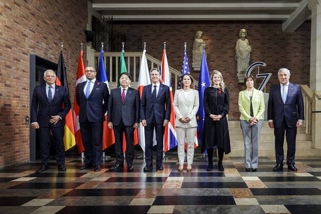 News Themen der Woche KW44 News Bilder des Tages (L-R) Josep Borrell, Hoher Vertreter der EU fuer Aussen- und Sicherheitspolitik, James Cleverly, Minister fuer Auswaertiges, das Commonwealth und Entwicklung des Vereinigten Koenigreichs Grossbritannien und Nordirland, Yoshimasa Hayashi, Aussenminister von Japan,Antony Blinken, Aussenminister der Vereinigten Staaten von Amerika, Annalena Baerbock, Bundesaussenministerin, Melanie Joly, Aussenministerin von Kanada, und Antonio Tajani, Aussenminister von Italien, aufgenommen bei einem Familienfoto im Rahmen des Treffens der G7 Aussenministerinnen und Aussenminister in Muenster, 03.11.2022. Muenster Deutschland *** L R Josep Borrell, EU High Representative for Foreign Affairs and Security Policy, James Cleverly, Secretary of State for Foreign, Copyright: xJaninexSchmitz photothek.dex