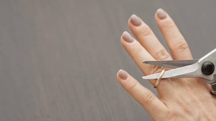  Draufsicht Schere schneidet Ehering. Auflösung und hohe Qualität schönes Foto *** Top view Scissors cuts Wedding ring Resolution and high Quality Beautiful Photo Copyright: imageBROKER/OleksandrxLatkun ibxole08512035.jpg